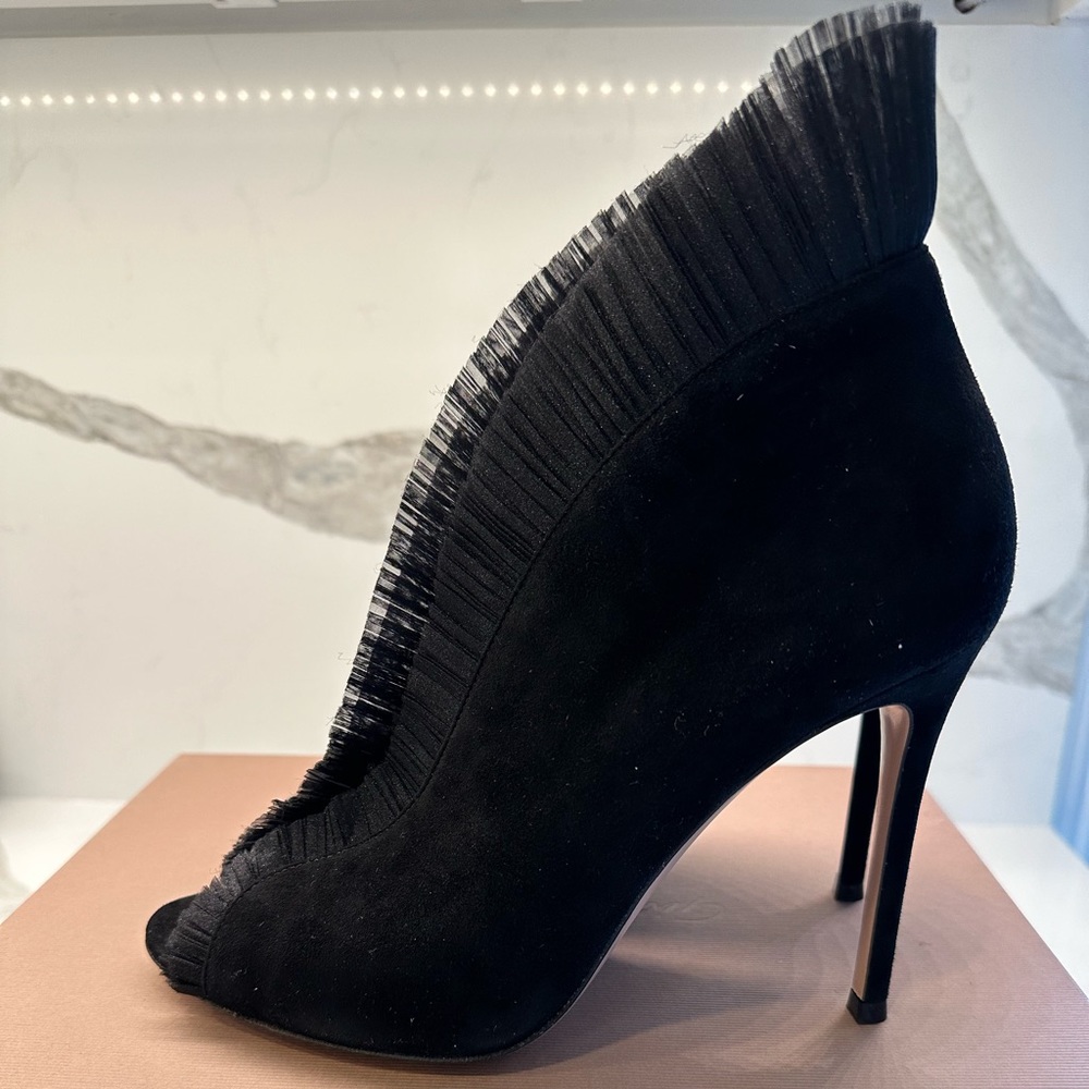 Gianvito Rossi black suede pumps with trim